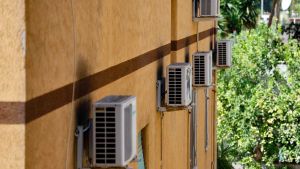 Dal freddo ci si può proteggere, ma dal caldo no. La deriva eco-religiosa anti condizionatori