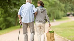 La crisi delle badanti. Sempre più anziane, assistenza a rischio