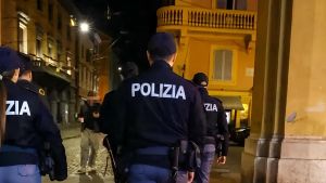 Aggredito dal branco in centro con pietre e pugnale: “Ripetevano, ora ti ammazziamo”