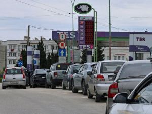 Пет километра опашки за бензин в Русия, шофьори чакат с дни