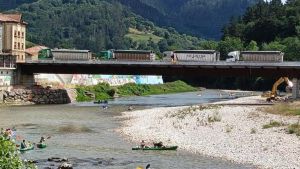 El puente Emilio Llamedo de Arriondas encara su última fase tras superar las pruebas de carga