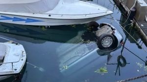 Sbaglia la retromarcia nel porticciolo di Sistiana: l'auto finisce in mare con quattro giovani a bordo