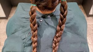 Si fa crescere i capelli per tre anni e li dona ai malati di cancro: il gesto d'amore di un bimbo per la mamma