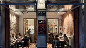 Los traspasos de bares y restaurantes de Barcelona cayeron a 873 en 2025, pero con 182 nuevas licencias