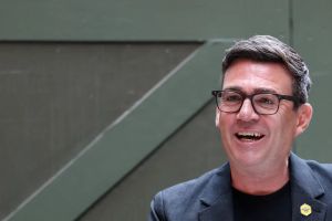Andy Burnham vil redde briterne fra højrefløjen, men han overser tre store problemer