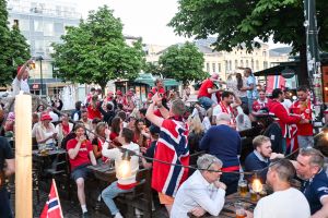Lovlig sent, men veldig veldig bra med folkefest