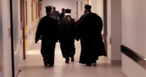 Οι νέοι μισθοί των Αρχιερεών από 3.270 έως 4.671 ευρώ: Από τον Αύγουστο οι διπλάσιες απολαβές