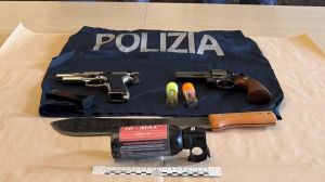 Sparatoria all’Arcella, la polizia arresta un 22enne: nascondeva una pistola e un machete