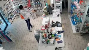 Seconda rapina in farmacia, arrestato un 17enne