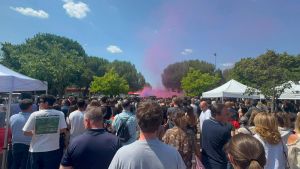 Fano saluta Edoardo. Quasi mille persone ai funerali, Vasco Rossi e il coro al 