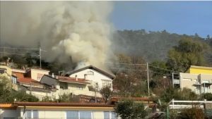 A fuoco il tetto di una casetta in strada del Friuli a Trieste