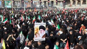 Decenas de miles de iraníes despiden al ayatolá Jameneí en un funeral multitudinario en Teherán: 