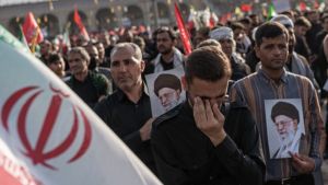 Dagenlange uitvaart Khamenei begonnen, onzeker of zoon durft te verschijnen