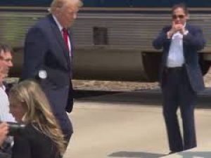 Trump scende da carrozza ferroviaria decorata per 250esimo Usa. Accolto da bagno di folla