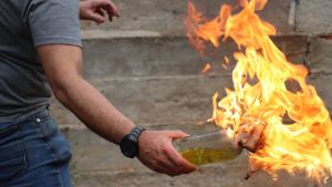 Attentato incendiario a Modena: incappucciato lancia molotov contro la casa della ex fidanzata