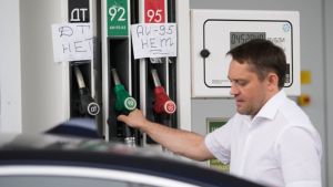 Kilometerslange files en vechtpartijen bij de pomp. Massale brandstofschaarste legt Rusland plat