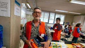 Jubilarse para ayudar: los mayores de 65 lideran el voluntariado en España