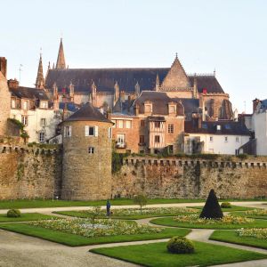 Vannes : derrière les fortifications romaines, le charme de la cité médiévale