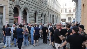Polizia e digos schierate alla presentazione del libro di Avanguardia Nazionale a Trieste