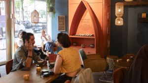 Hemelsbreed Café heeft iets heiligs te pakken. ‘Alles wat ik wist over kerk-zijn moest overboord’