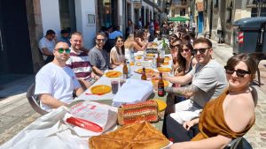 Una multitud en la comida en la calle de Grado, con más de dos mil personas bajo un sol abrasador: 