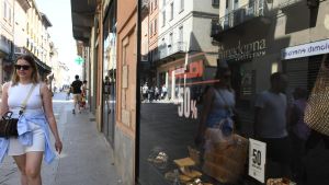 Pavia, negozi presi d’assalto all'avvio dei saldi