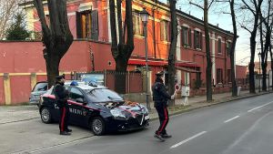 Botte a colpi di bottiglie in zona stazione: quattro denunciati