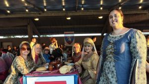 Los Exconxuraos se sientan a la mesa: más de un millar de enamorados de la gran fiesta de Llanera disfrutan de la cena y el torneo medieval