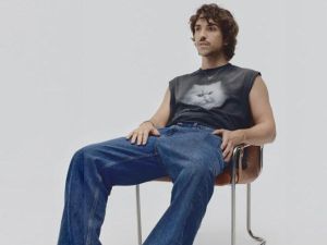 Giuliano Calza, il creativo che piace a Dua Lipa e Tony Effe: «Sono partito per la Cina è lì tutto è iniziato con una felpa»
