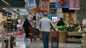 Πώς ξεπερνούν το πλαφόν στις τιμές τα σουπερμάρκετ