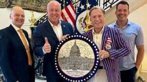 Da Murano a Bruxelles, il piatto in vetro dedicato ai 250 anni dell'Indipendenza americana conquista l'ambasciatore Usa