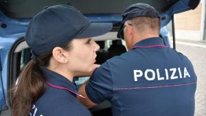 “Palpeggiamenti su 3 bambine”: il vicino di casa finisce sotto inchiesta