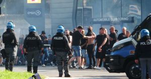 I poliziotti, gli ultrà e gli errori di mira che diventano due