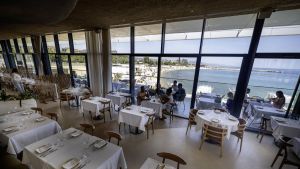 Comer o cenar fuera de casa el fin de semana (viernes incluido) sale un 37% más caro que hacerlo entre semana