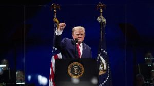 Trump ensalza la grandeza de EEUU en un discurso con tintes de mitin por el 250 aniversario de la independencia