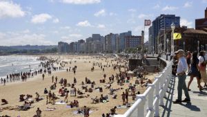 Noche tropical en Asturias antes de llegar a la cresta de la ola de calor: la AEMET activa una alerta especial a partir de las 13.00 horas de este domingo