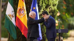 Moreno defiende el pacto con Vox en una toma de posesión de perfil bajo: 