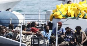 Migranti, la politica ha diritto di insistere nel rigore