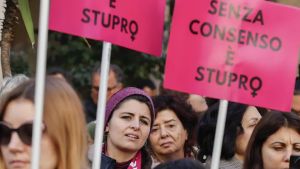 Picchiata e abusata dal compagno con minacce di morte per lei e l’amico