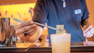 Las bebidas espirituosas apuntan a jóvenes y extranjeros como salvavidas para frenar su crisis de consumo