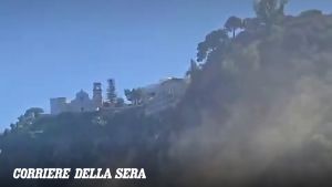 Crolla costone sulla Penisola sorrentina, paura tra i bagnanti