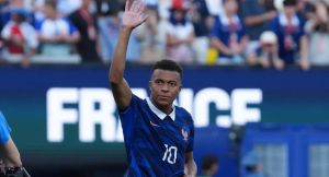 Mbappé, canchero ante las patadas paraguayas e insultando en español
