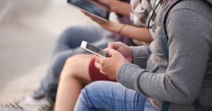 El dilema de legislar el uso de redes sociodigitales en menores de edad