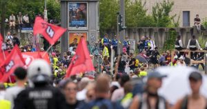 Il congresso di Afd scatena migliaia di estremisti violenti