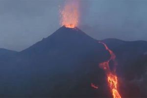 Erupcija vulkana Etna na Siciliji: Otkazani brojni letovi (Video)