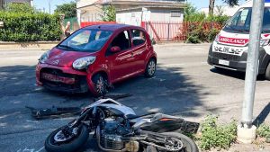 Frontale tra auto e moto a Voghera: due feriti