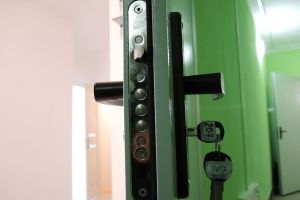 «По закону — в 18, по факту — после 35»: сироты пожаловались на очередь