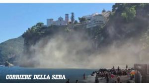 Vico Equense, la spiaggia del Pezzolo frana tra la folla di bagnanti