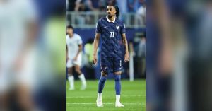 Por que Michael Olise, astro da França, rejeita chuteira rosa na Copa