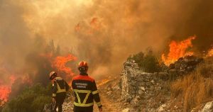 FOTO Izgorjele dvije kuće, vatra oštetila dvije vile: Vatrogasci se cijelu noć borili s požarom, objavili dramatične fotografije
